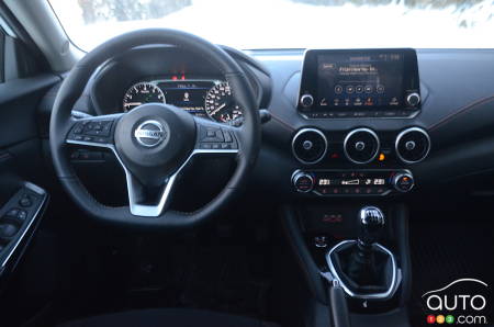 Nissan Sentra SR manuelle, intérieur