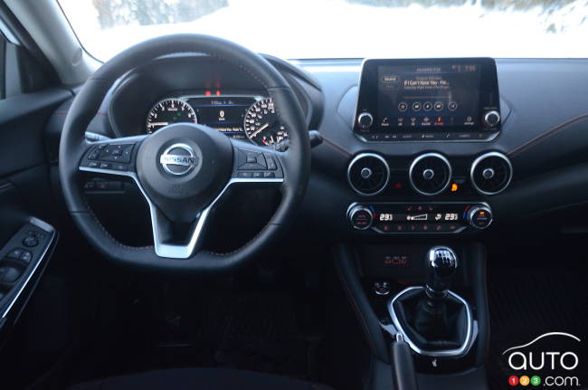 Nissan Sentra (SR version), interior
