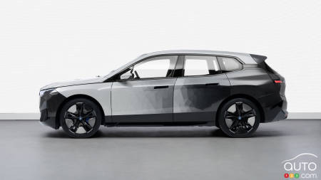 Le BMW iX Flow, profil (blanc/gris)
