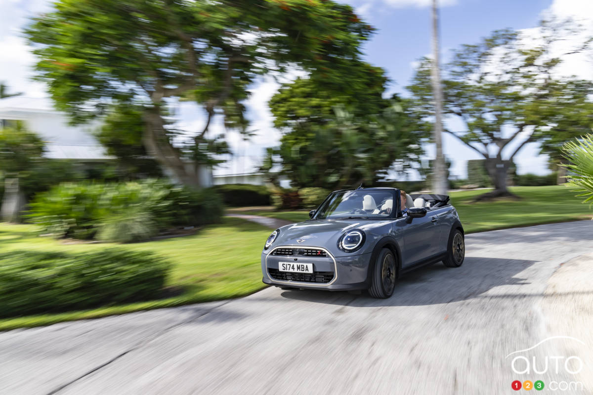 Mini Cooper décapotable 2025, sur la route