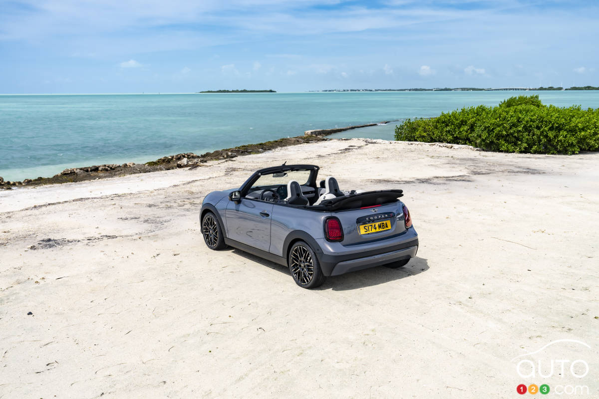 Mini Cooper décapotable 2025, trois quarts arrière