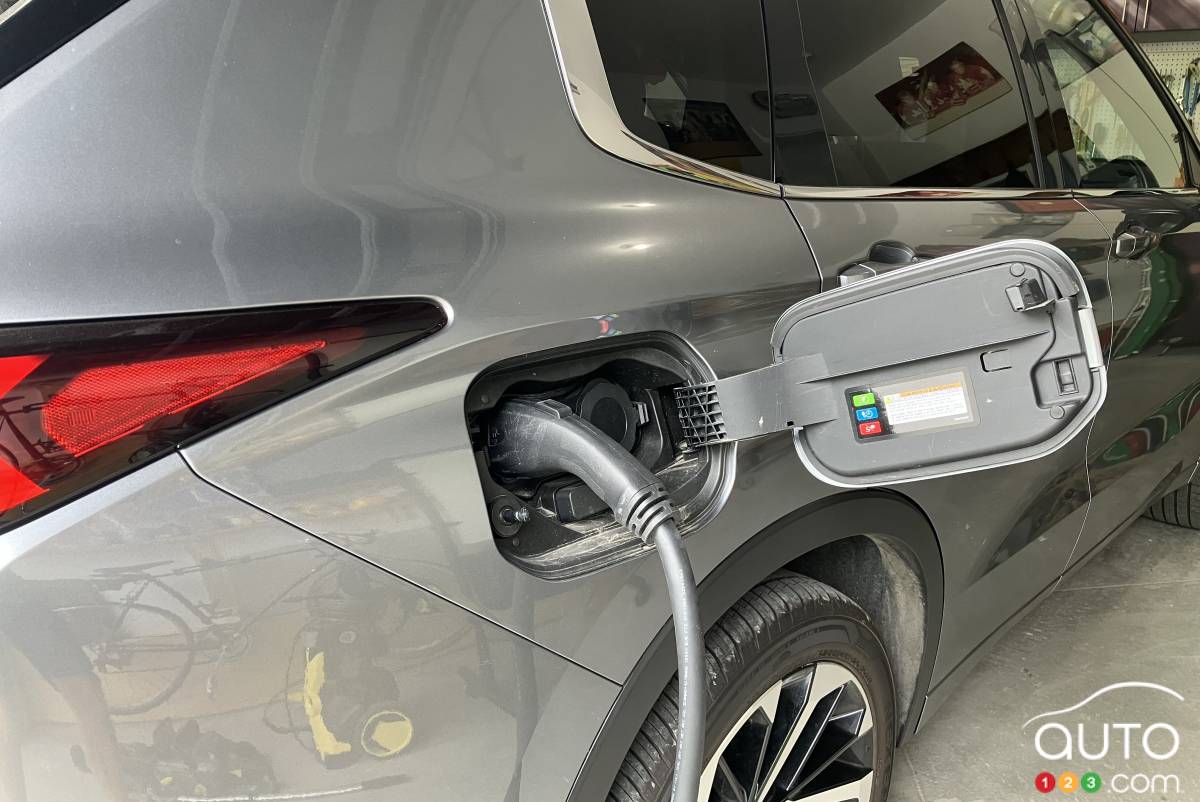 2024 Mitsubishi Outlander PHEV, charging