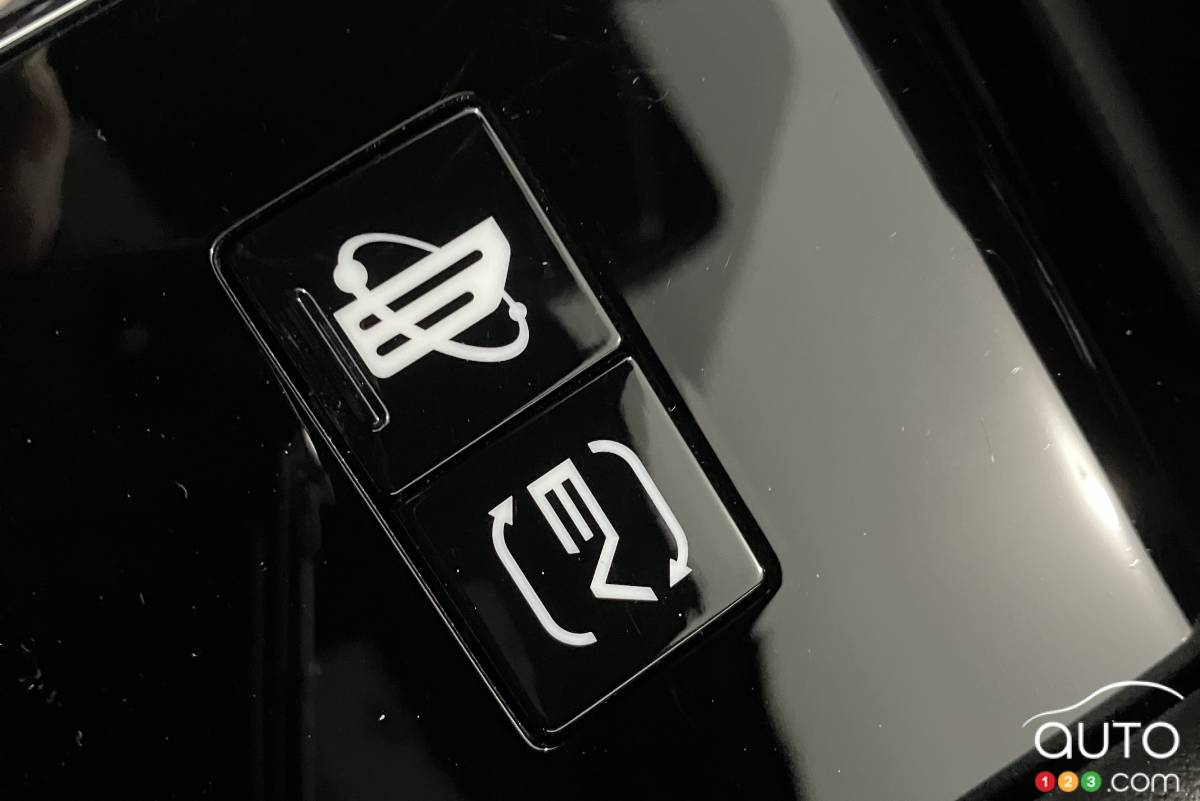 2024 Mitsubishi Outlander PHEV, 'EV' button