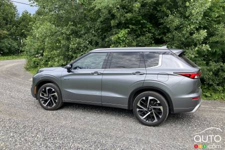 Mitsubishi Outlander PHEV 2024, de profil