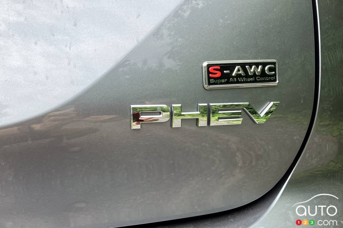 2024 Mitsubishi Outlander PHEV, S-AWC badging