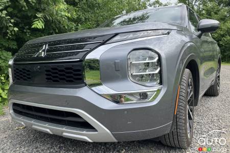 Mitsubishi Outlander PHEV 2024, calandre, phares