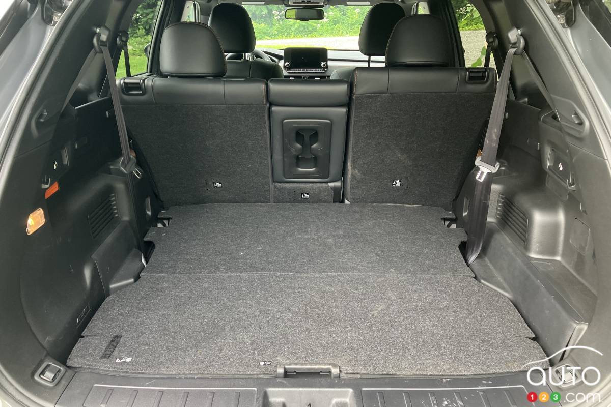 The 2024 Mitsubishi Outlander PHEV, cargo area, fig. 3