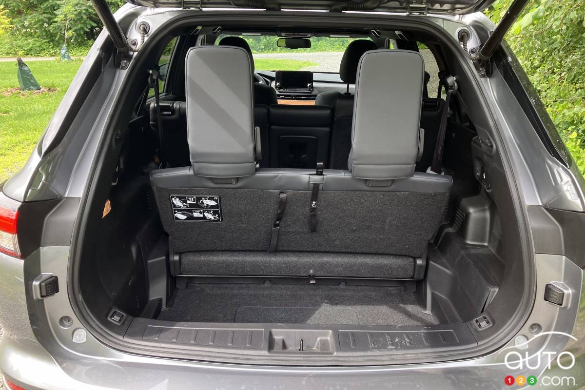 The 2024 Mitsubishi Outlander PHEV, cargo area, fig. 1