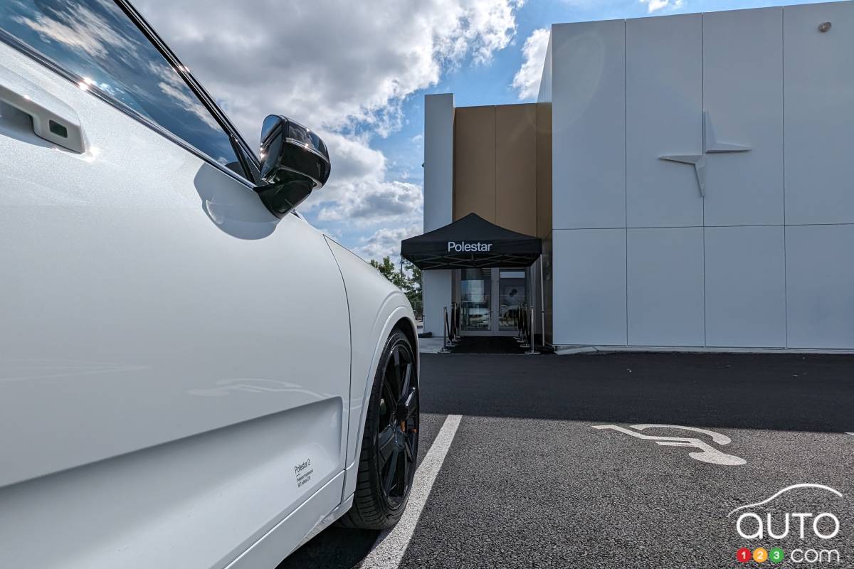 La Polestar 2, face à l'entrée du nouvel espace Polestar Montréal