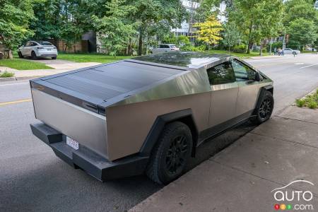 Un Tesla Cybertruck à Montréal, en été 2024 (plaqué Massachusetts)