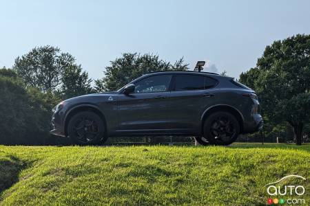 Alfa Romeo Stelvio Quadrifoglio 2024, de profil