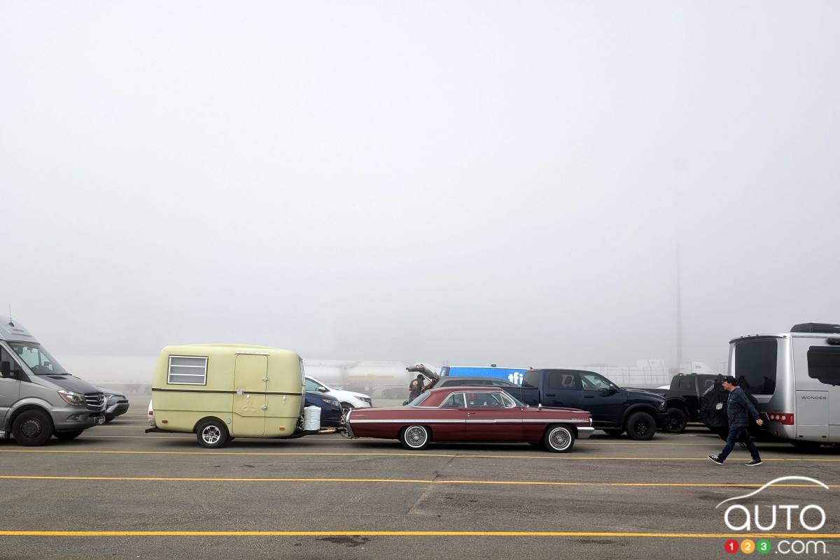 Notre traversier, l'imposant Blue Puttees, se tient invisiblement à l'arrière-plan, derrière un mur de brouillard.