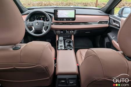 Mitsubishi Outlander PHEV 2026, intérieur