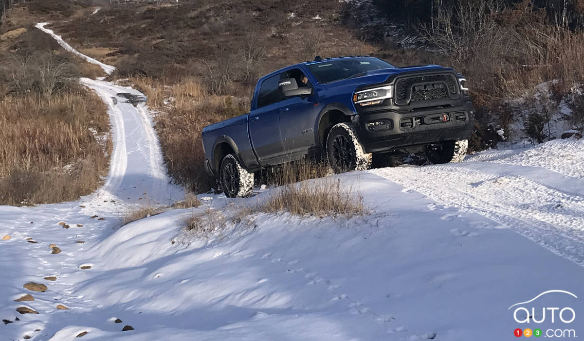 Un camion Ram avec des pneus LT