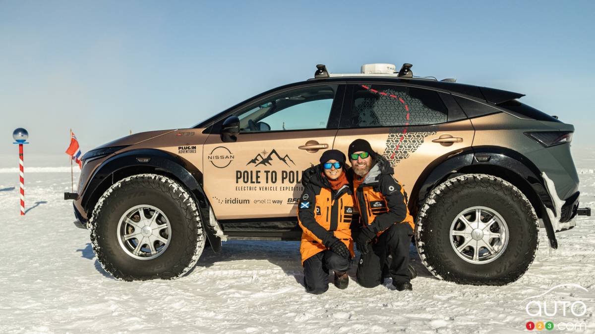 Les Ramsey avec le Nissan Ariya 2023 qu'ils ont conduit du pôle Nord au pôle Sud