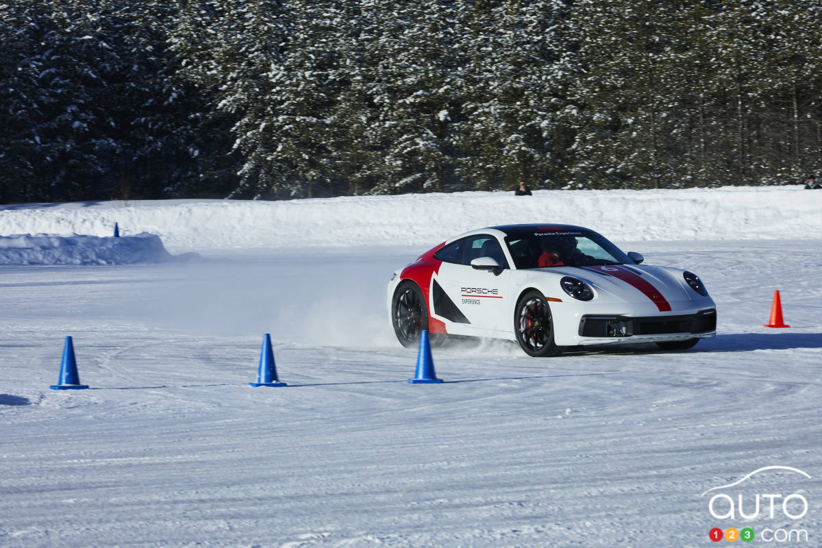 Une Porsche 911 sur la piste slalom
