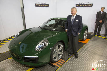 Wolfgang Porsche, président du conseil d’administration de Porsche AG, aux côtés de la millionième 911