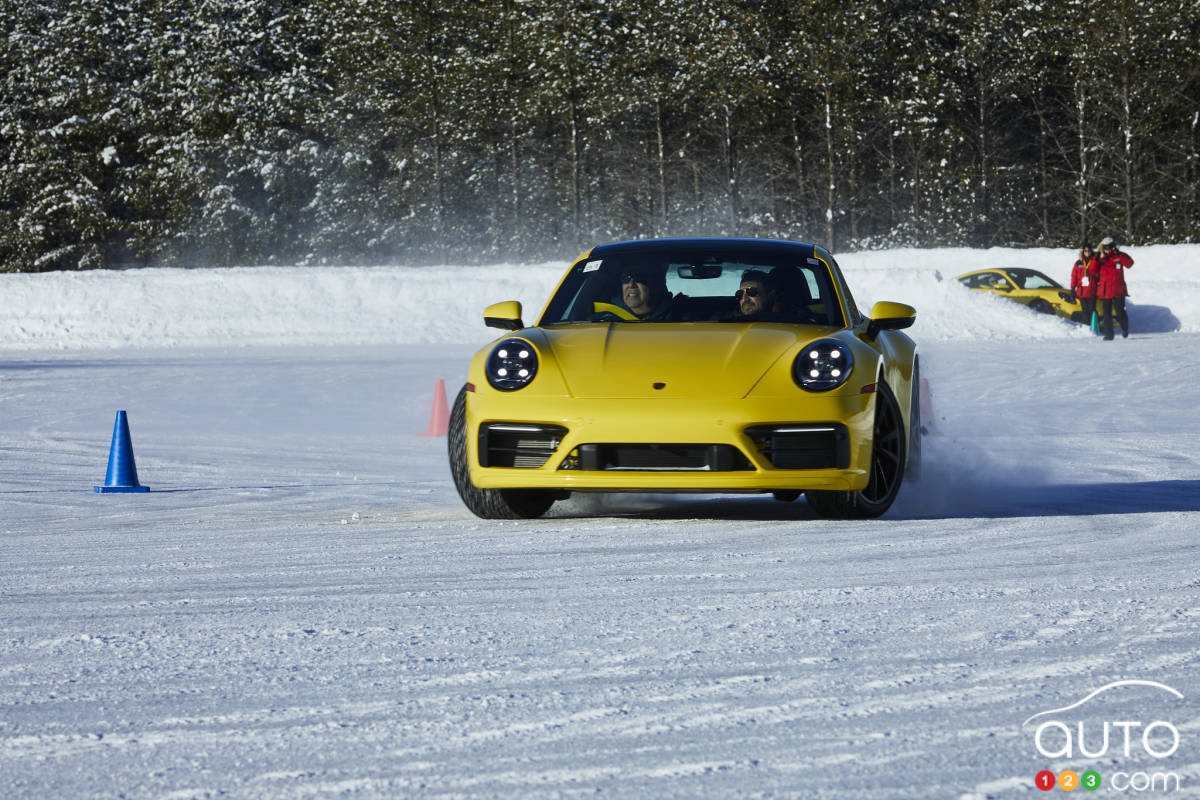 Des Porsche 911 sur la piste slalom