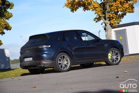 Porsche Cayenne E-Hybrid 2024, de profil