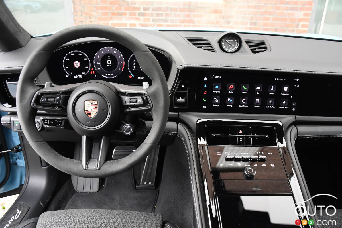 Porsche Panamera GTS 2025, volant, tableau de bord