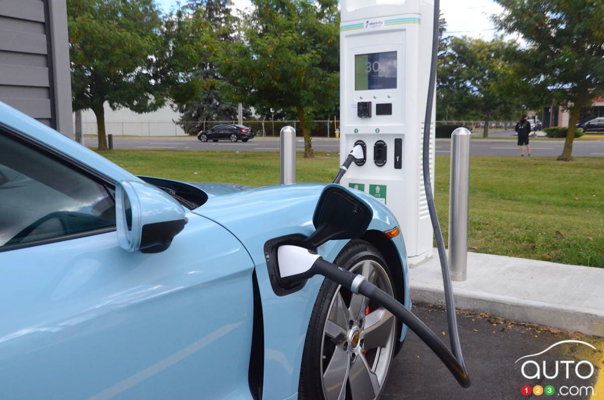 Une Porsche Taycan, au chargement