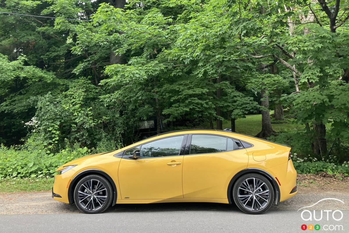 Toyota Prius Limited 2024, de profil