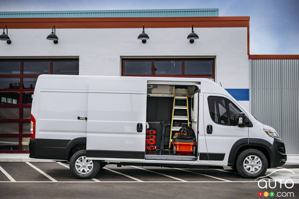 Le Ram ProMaster EV 2025, de profil