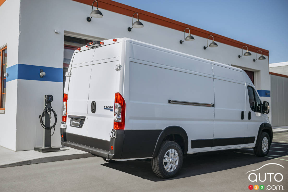 Le Ram ProMaster EV 2025, trois quarts arrière