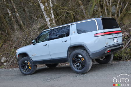 2023 Rivian R1S - Side, rear design