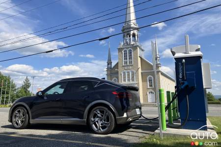 Une borne rapide du Circuit électrique dans le village de St-Théophile