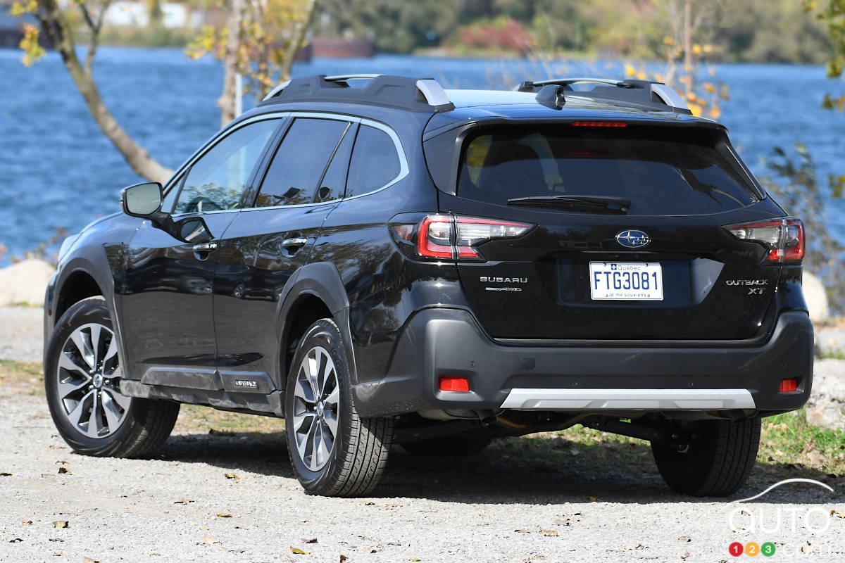 Subaru Outback Premier XT 2025, trois quarts arrière