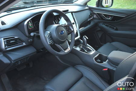Subaru Outback Premier XT 2025, volant, tableau de bord
