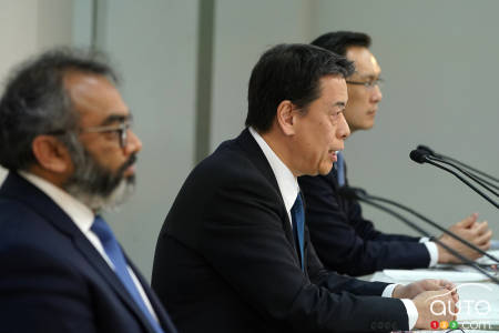 Ashwani Gupta, directeur de l'exploitation de Nissan ; Makoto Uchida, président et directeur général de Nissan ; et Stephen Ma, directeur financier de Nissan