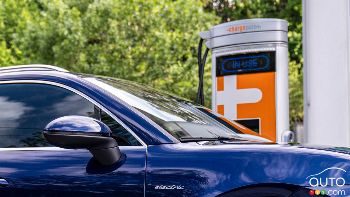 Le Porsche Macan à un chargeur du réseau ChargePoint