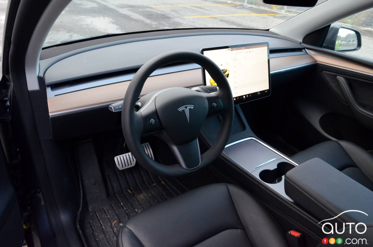 Tesla Y Performance 2022 - Steering wheel, dashboard