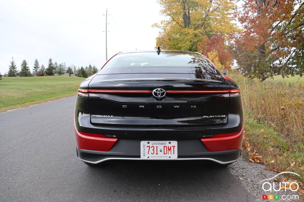 Toyota Crown 2023, arrière