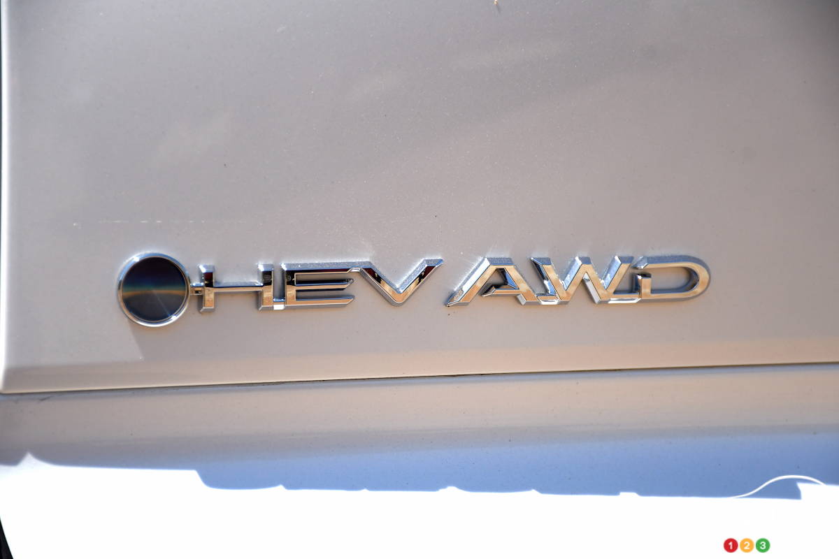Toyota Crown Signia 2025, écusson hybride
