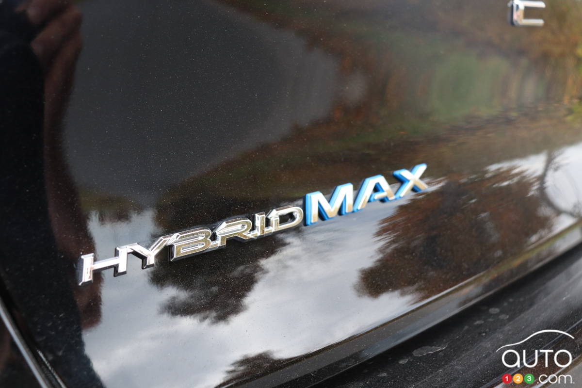 Toyota Crown 2023, logo hybride