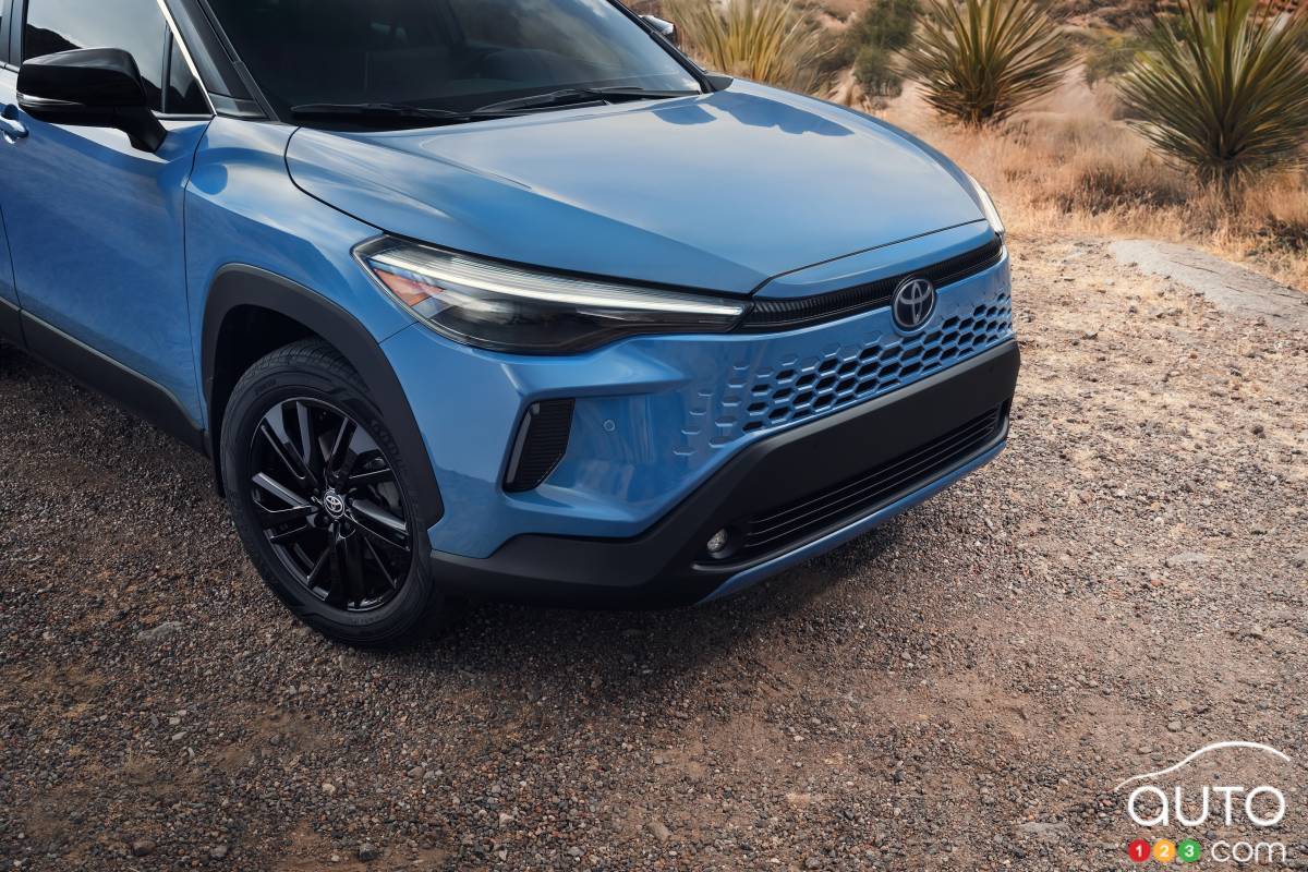 Toyota Corolla Cross 2026, capot, calandre