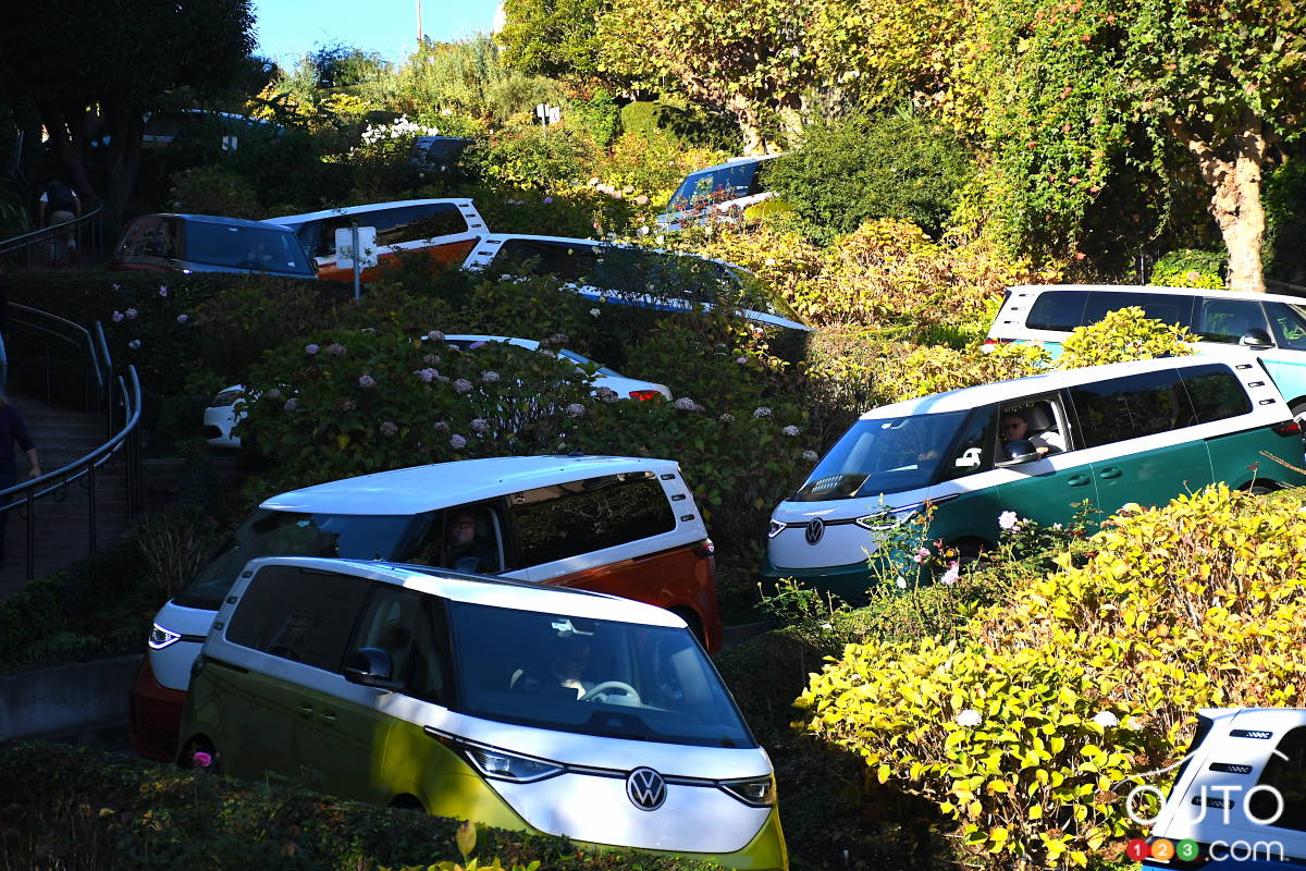 Un convoi de ID.Buzz...