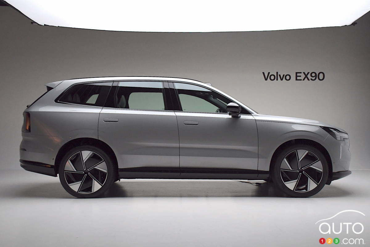 Volvo EX90 2025, de profil