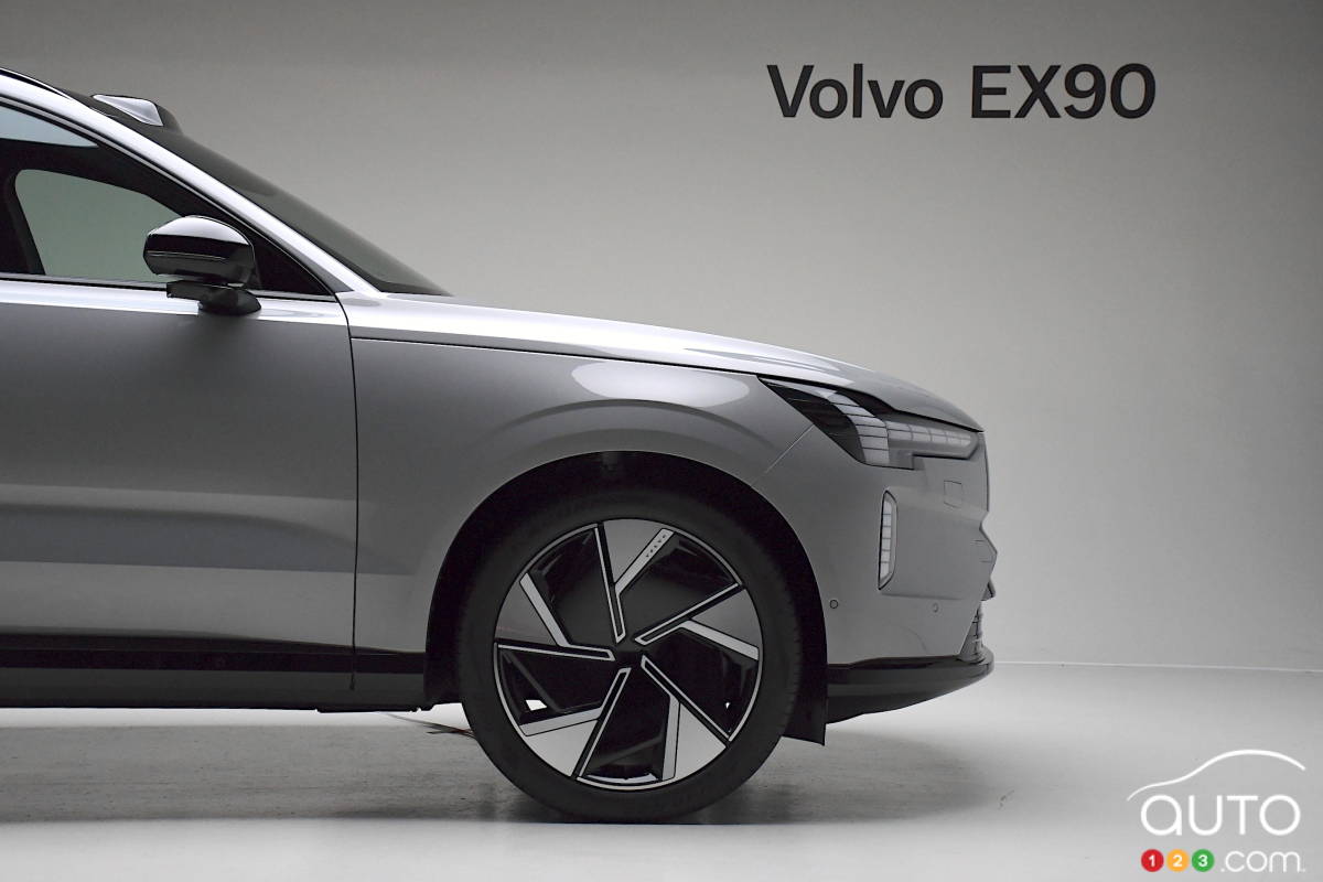Grey 2024 Volvo EX90 profile