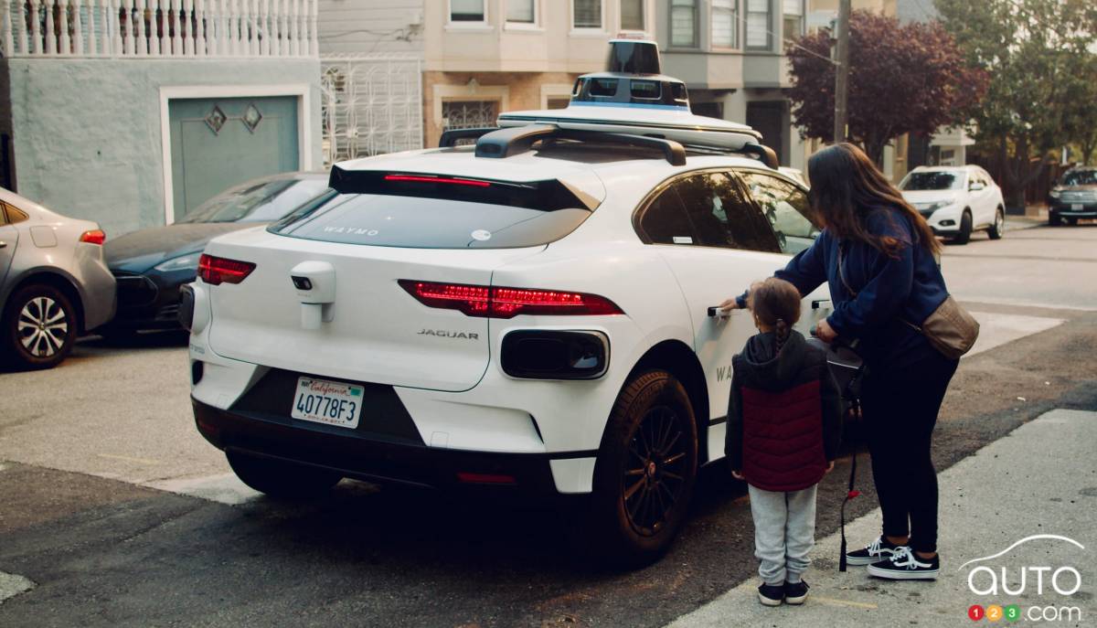 Passagers qui montent dans un taxi autonome