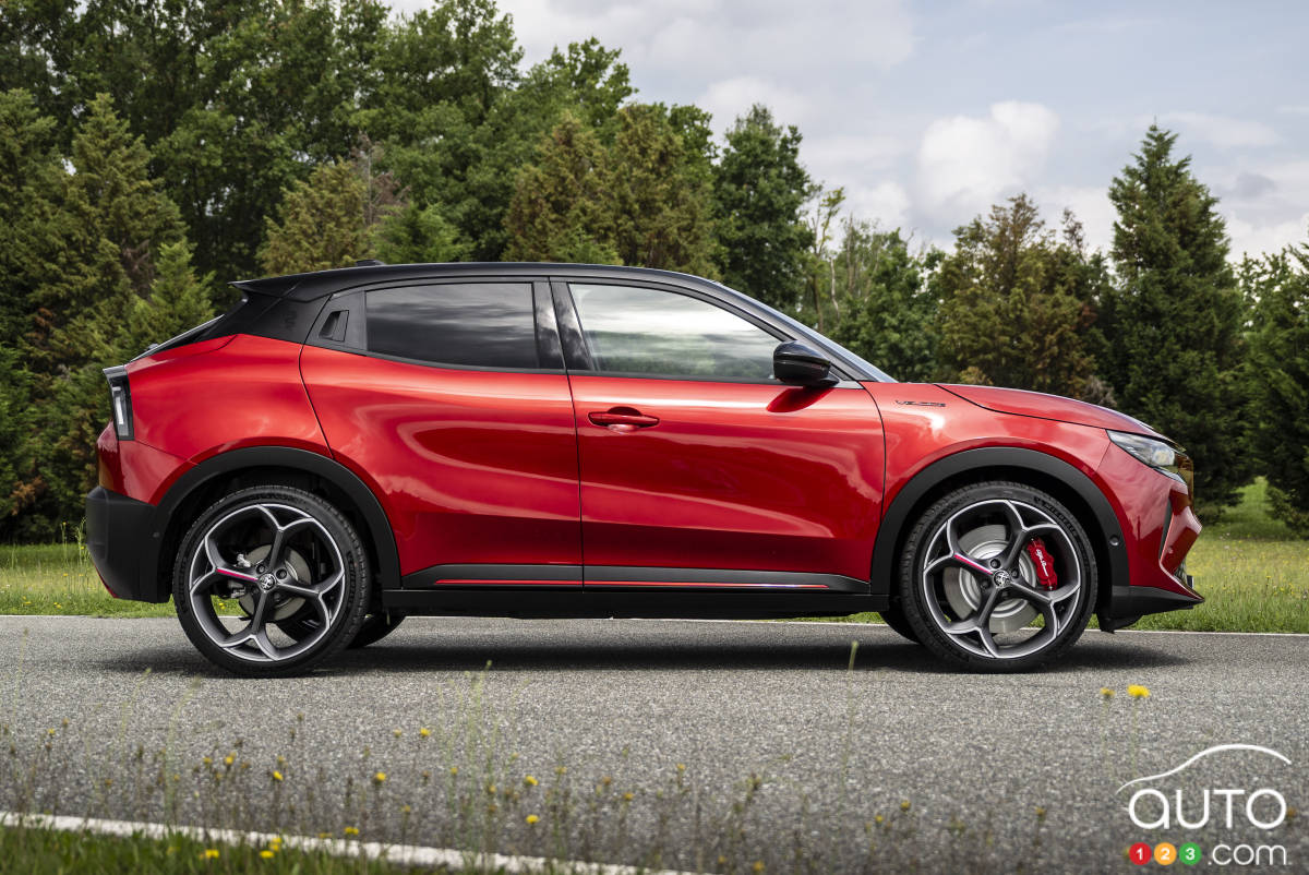 Alfa Romeo Junior 2024 (Europe), de profil