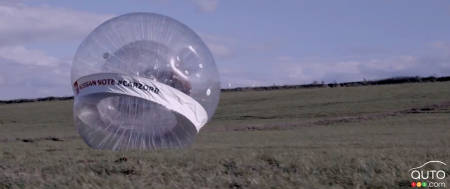 Une Nissan Note dans une bulle géante zorb (vidéo)