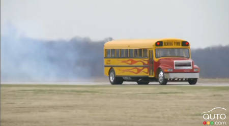 Un autobus scolaire qui file à 590 km/h et qui jette des flammes!