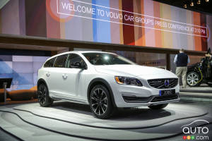 Los Angeles 2014: 2015 Volvo V60 Cross Country pictures