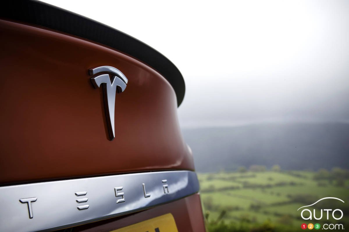 Tesla : attaque nébuleuse par 2 journalistes à la méga usine de batteries