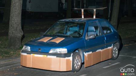 Des boîtes en carton et du ruban adhésif pour « tuner » des voitures!