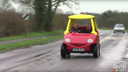 Voici la voiture Little Tike grandeur nature… qui roule sur l’autoroute!